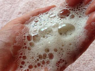Hanaオーガニック洗顔料の泡